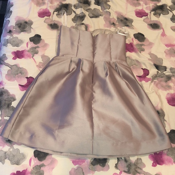 A goldish mini puff dress - Picture 3 of 3